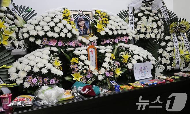 12일 대전 서구 건양대병원 장례식장에 마련된 교사에게 피살된 김하늘양 빈소에 걸그룹 아이브 사진과 과자, 인형, 대전시티즌 머플러 등이 놓여 있다. 2025.2.12/뉴스1 ⓒ News1 김기태 기자