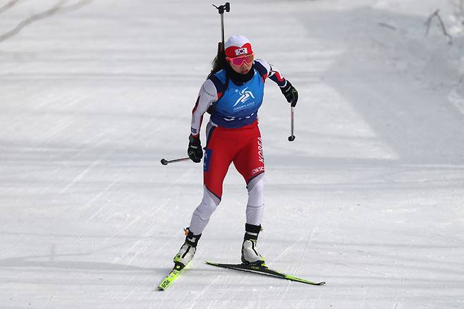 한국 여자 바이애슬론 대표팀 정주미가 13일 중국 야부리 스키리조트에서 열린 2025 하얼빈 동계아시안게임 여자 바이애슬론 계주 4×6㎞ 경기에서 마지막 주자로 나서 레이스를 펼치고 있다. 사진 | 야부리=로이터연합뉴스