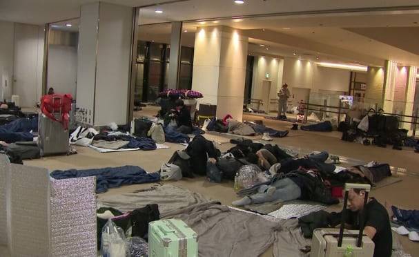 11일 오후 폭설로 인해 일본 홋카이도의 삿포로 신치토세 공항을 오가는 항공기 118편이 결항하면서 1650명의 관광객이 노숙을 하고 있다. /홋카이도뉴스UHB