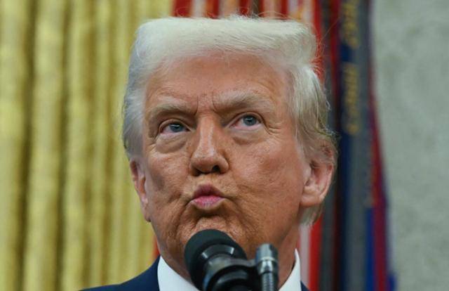 도널드 트럼프 미국 대통령이 12일 미국 워싱턴 백악관 집무실에서 연설하고 있다. 워싱턴=AFP 연합뉴스