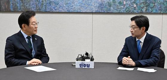 이재명 더불어민주당 대표가 13일 서울 여의도 국회에서 김경수 전 경남도지사와 만나 회동을 하고 있다. 전민규 기자