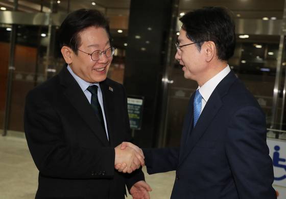 이재명 더불어민주당 대표가 13일 서울 여의도 국회에서 김경수 전 경남도지사와 만나 회동을 하고 있다. 전민규 기자