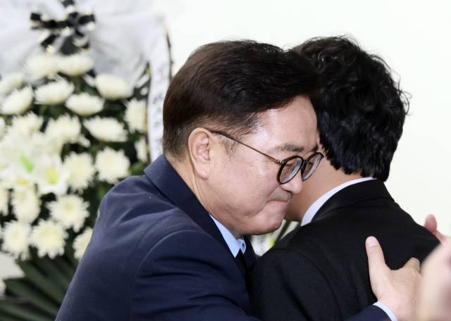 우원식 국회의장이 12일 대전에서 교사가 휘두른 흉기에 숨진 초등학생 고(故) 김하늘 양의 빈소를 찾아 유가족을 위로하고 있다. 국회의장실 제공