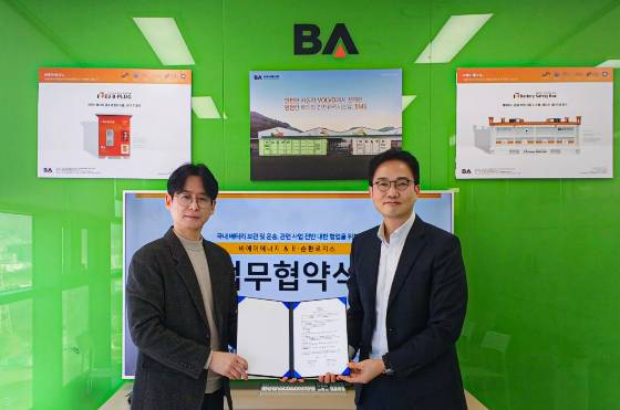 신상준 비에이에너지 본부장(사진 오른쪽)과 김승재 이순환로지스 이사가 업무협약을 체결하고 기념사진을 찍고 있다/사진제공=비에이에너지