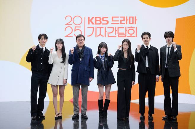 왼쪽부터 '킥킥킥킥'의 배우 전혜연, 김은호, 김영조 드라마센터장, '빌런의 나라' 가수 겸 배우 최예나, 배우 한성민, 정민규, 은찬. KBS 제공