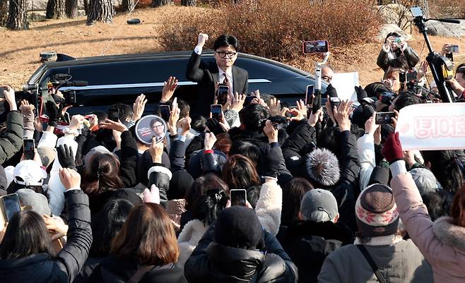 2024년 12월16일 한동훈 당시 국민의힘 대표가 국회에서 당대표 사퇴 관련 기자회견을 마치고 지지자들과 인사하고 있다. ⓒ국회사진취재단