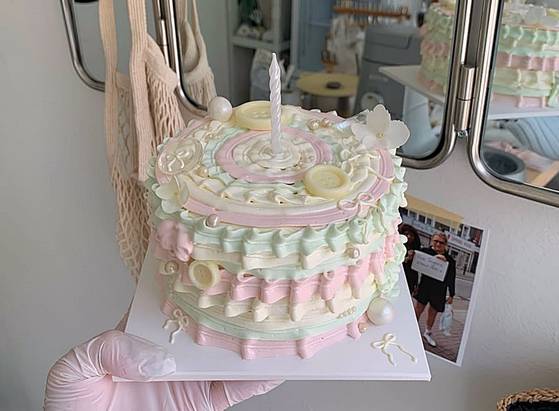 A씨의 케이크. B씨의 케이크는 요청에 의해 첨부할 수 없었음. 〈사진=A씨 제공〉