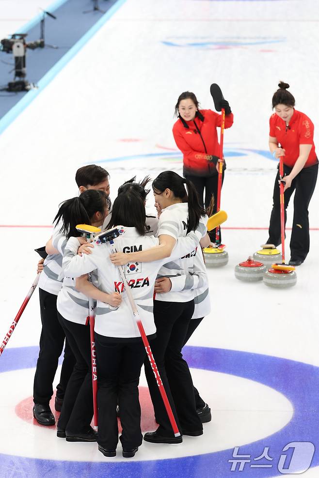 14일 중국 헤이룽장성 하얼빈시 핑팡컬링아레나에서 열린 하얼빈 동계아시안게임 여자 컬링 결승전 한국과 중국의 경기에서 7대2로 승리하며 금메달을 따낸 대표팀 선수들이 기뻐하고 있다. 2025.2.14/뉴스1 ⓒ News1 이승배 기자