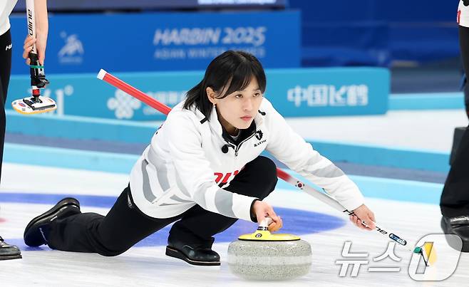 14일 중국 헤이룽장성 하얼빈시 핑팡컬링아레나에서 열린 하얼빈 동계아시안게임 여자 컬링 결승전 한국과 중국의 경기에서 김은지가 투구하고 있다. 2025.2.14/뉴스1 ⓒ News1 이승배 기자