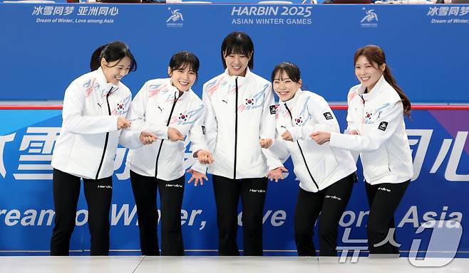 하얼빈 동계아시안게임 여자 컬링에서 금메달을 차지한 컬링 대표팀이 14일 중국 헤이룽장성 하얼빈시 핑팡컬링아레나에서 열린 시상식에서 기뻐하고 있다. 이날 한국 여자 컬링은 중국을 상대로 7대2로 승리해 금메달을 차지했다. 2025.2.14/뉴스1 ⓒ News1 이승배 기자