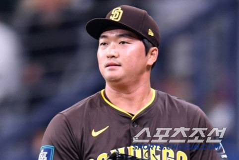 18일 서울 고척스카이돔에서 열린 'MLB 월드투어 서울 시리즈 2024' 샌디에이고 파드리스와 LG 트윈스의 경기. 9회말 1사 1루에서 샌디에이고 고우석이 LG 이재원에 투런포를 허용한 후 아쉬워하고 있다. 고척=정재근 기자 cjg@sportschosun.com/2024.3.18/