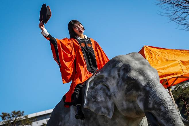 지난 13일 오전 서울 중구 동국대학교에서 열린 2025년 봄 학위수여식에서 졸업생들이 코끼리상에 올라타 졸업사진을 촬영하고 있다. 이 학교의 명물인 보현보살 코끼리상에 올라타는 건 졸업생만 가능하다. /박성원 기자