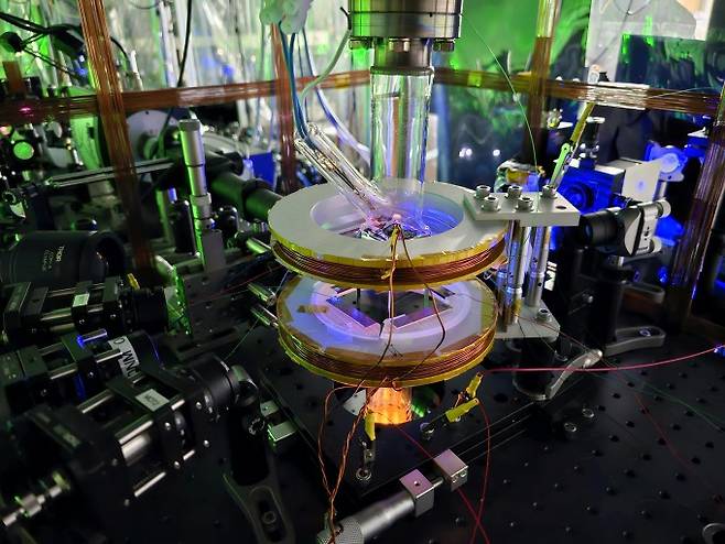 안재욱 KAIST 물리학과 교수팀이 개발한 중성원자 방식 양자컴퓨터. 안재욱 교수 제공