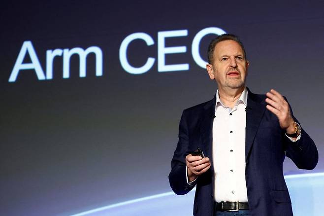 영국 반도체 기업 ARM의 르네 하스 최고경영자(CEO)가 지난 3일 일본 도쿄의 인공지능(AI) 행사에서 연설하고 있다.로이터연합뉴스