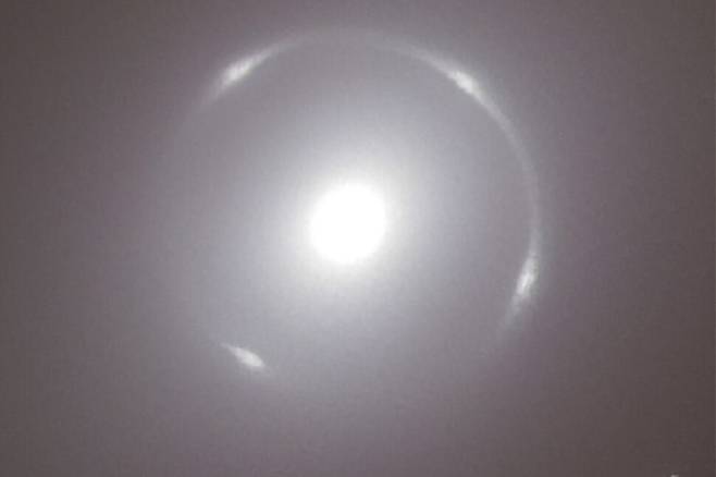 유클리드우주망원경이 촬영한 NGC 6505 은하 중심부와 이를 둘러싸고 있는 ‘아인슈타인 링’. 유럽우주국 제공