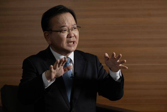 김부겸 전 총리가 12일 서울 중구 한국일보 사옥에서 본보와 인터뷰하고 있다. 박시몬 기자