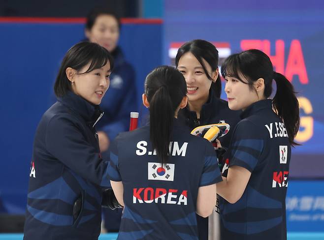<yonhap photo-4577=""> 밝은 표정의 여자 컬링 (하얼빈=연합뉴스) 박동주 기자 = 9일 중국 하얼빈 핑팡 컬링 아레나에서 열린 동계아시안게임 컬링 여자 라운드로빈 한국과 일본의 경기에서 한국 김은지, 김민지, 김수지, 설예은이 대화하고 있다. 2025.2.9 pdj6635@yna.co.kr/2025-02-09 19:22:24/ <저작권자 ⓒ 1980-2025 ㈜연합뉴스. 무단 전재 재배포 금지, AI 학습 및 활용 금지></yonhap>