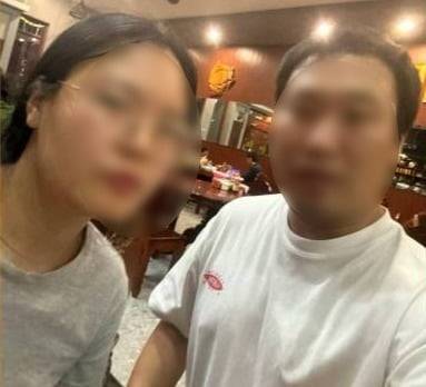 강씨(31)와 안씨(28) 부부가 체포 직후 대사관 직원에 전송한 자신들 사진,/독자 제공