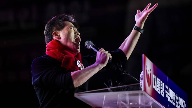 한국사 스타 강사 전한길씨가 13일 오후 서울 중구 청계광장에서 열린 윤석열 대통령 국민변호인단 출범식에서 연설 중인 모습. /사진=뉴시스