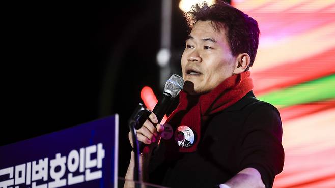 한국사 스타 강사 전한길씨가 13일 오후 서울 중구 청계광장에서 열린 윤석열 대통령 국민변호인단 출범식에서 연설 중인 모습. /사진=뉴시스