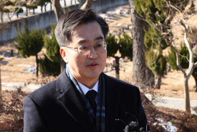 ▲김동연 경기도지사가 지난 13일 광주 5·18민주묘지를 참배한 후 취재진의 질문에 답변하고 있다. ⓒ연합뉴스