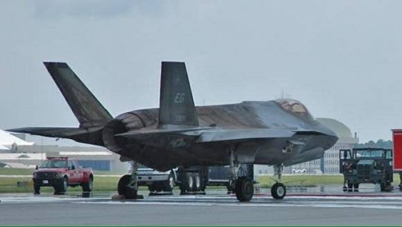 엔진 화재로 뒤쪽 3분의 2가 탄 F-35. 미 공군