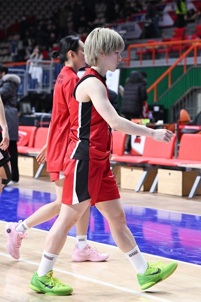 BNK 안혜지가 10일 KB스타즈전 패배 후 코트를 빠져나가고 있다. /사진=WKBL 제공