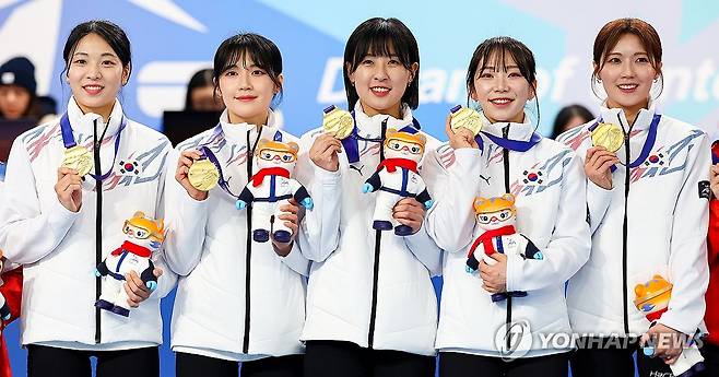 14일 중국 하얼빈 핑팡 컬링 아레나에서 열린 2025 하얼빈 동계아시안게임 여자 컬링 시상식에서 금메달을 획득한 김민지(왼쪽부터), 설예은, 김은지, 김수지, 설예지가 메달을 들어 보이고 있다. 연합뉴스