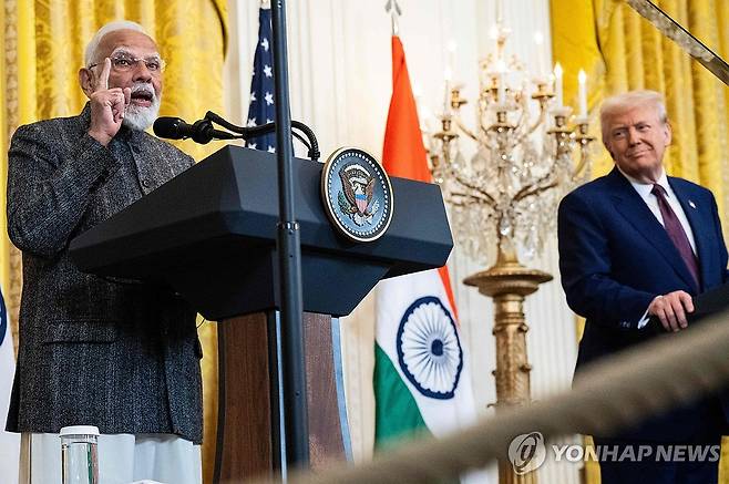 미국-인도 정상 공동기자회견 (워싱턴 AFP=연합뉴스) 도널드 트럼프 대통령과 나렌드라 모디 총리가 13일(현지시간) 백악관에서 정상회담 후 공동 기자회견을 하고 있다. 2025.2.14 photo@yna.co.kr