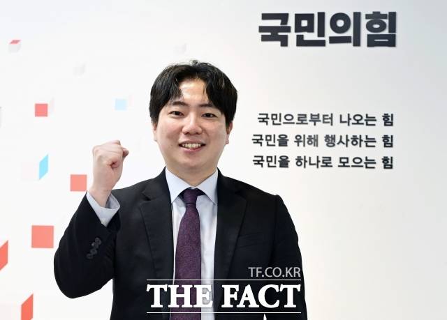 김채수 국민의힘 중앙대학생위원장이 13일 오후 서울 여의도 국민의힘 중앙당사에서 진행된 <더팩트>와의 인터뷰에서 "대학생위원회는 당의 조직이기 때문에 기본적으로 당론을 중시해야 한다"면서도 "그러나 당의 의견을 무조건적으로 따르는 '어용 조직'이 되어서는 안 된다"고 밝혔다. /여의도=이새롬 기자