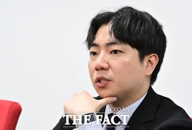 김 위원장은 주변 친구들이 간절히 필요로 하는 것들이 바뀌었을 때 기뻐하는 것을 보며 뿌듯했다. 하지만 활동하다 보니 의제가 있으면 잠깐 뭉쳤다가 와해돼 연속성이 없다는 점이 아쉬워 중앙당으로 들어오게 됐다"고 설명했다. /이새롬 기자