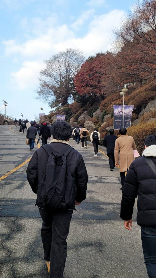 평화의 전당으로 향하는 팬들.