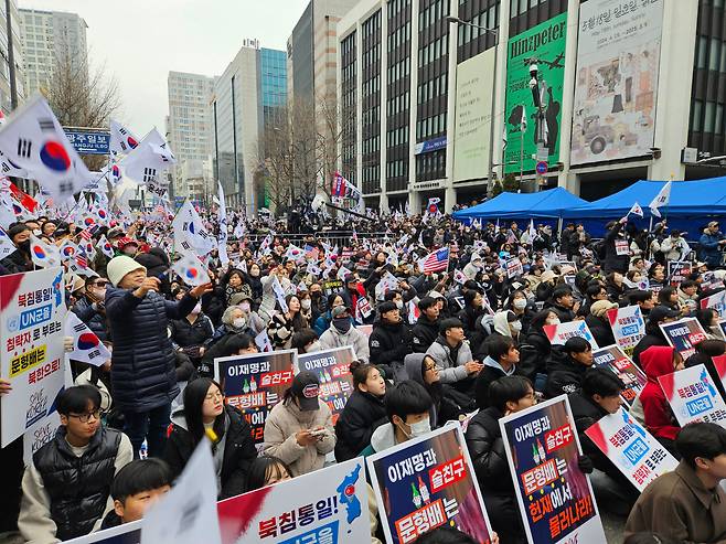 15일 오후 광주 동구 금남로에서 개신교 단체 세이브코리아가 윤석열 대통령 탄핵 반대와 석방을 촉구하는 국가비상기도회를 열고 있다./김영근 기자