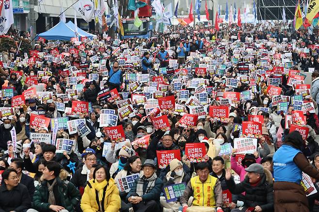 15일 오후 광주 동구 금남로에서 윤석열 대통령 탄핵을 촉구하는 ‘광주시민총궐기대회’ 사전행사가 열려 참가자들이 구호를 외치고 있다. 연합뉴스