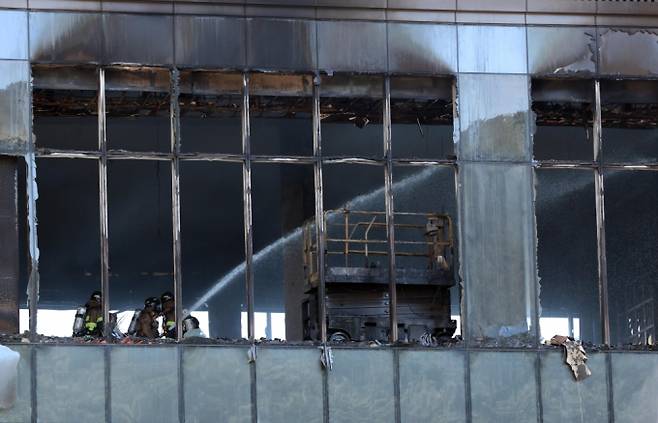 반얀트리호텔앤리조트가 부산 공사현장에서 발생한 사고에 대해 선을 그었다. 사진은 지난 14일 부산 기장군 반얀트리 해운대 신축공사장 화재 현장의 모습. /사진=뉴시스