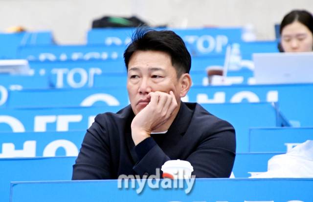 25일 오후 대구광역시 연호동 대구삼성라이온즈파크에서 진행되는 '2024 프로야구 KBO리그 포스트시즌' 한국시리즈 3차전 삼성라이온즈와 KIA타이거즈의 경기. 일본 야구 대표팀 이바타 히로카즈 감독이 경기전 선수들의 훈련모습을 바라보고 있다./마이데일리