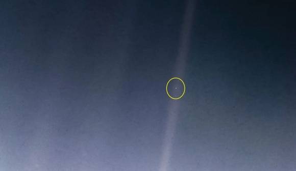 보이저 1호가 촬영한 ‘창백한 푸른 점’. 원 안이 지구다. NASA/JPL-Caltech