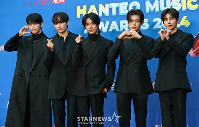 그룹 투모로우바이투게더가 15일 오후 서울 중구 장충체육관에서 진행된 '한터뮤직어워즈 2024' 레드카펫행사에 참석해 포즈를 취하고 있다. /2025.02.15 /사진=이동훈 photoguy@