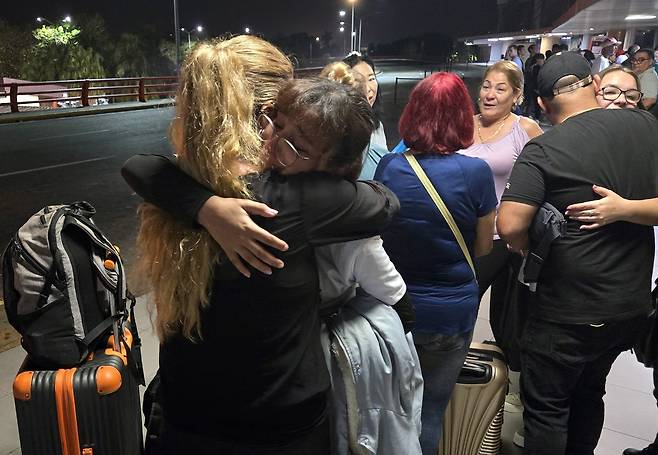 '3년간 안녕' 포옹하며 눈물 보이는 쿠바 학생 (아바나=연합뉴스) 이재림 특파원 = 14일(현지시간) 쿠바 아바나 국제공항에서 한인 후손 5세대 야스민 양이 3년간의 고교 과정 이수를 위해 한국행 비행기에 타기 전 지인과 인사를 나누고 있다. 2025.2.15