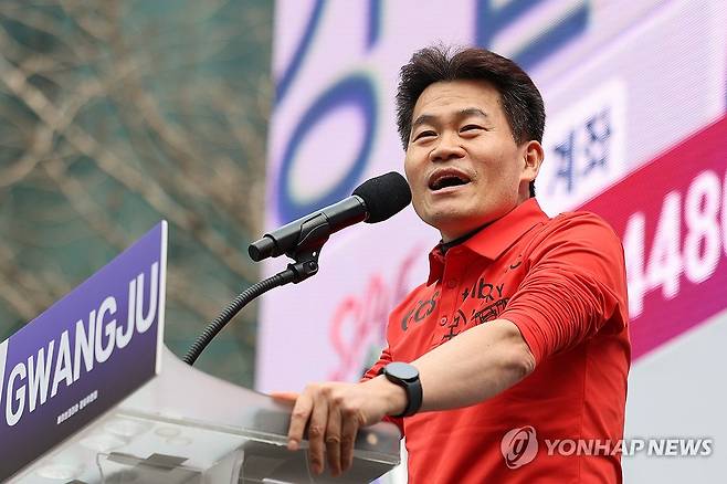 광주서 발언하는 전한길 (광주=연합뉴스) 정회성 기자 = 15일 오후 광주 동구 금남로에서 개신교 단체 세이브코리아가 개최한 윤석열 대통령 탄핵 반대 및 석방 촉구 국가비상기도회에서 한국사 강사 전한길 씨가 발언하고 있다. 2025.2.15 hs@yna.co.kr