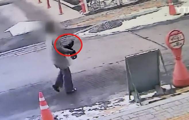 명 씨가 범행 당일인 지난 10일 무단외출해 흉기를 구매하고 학교로 돌아오는 모습이 찍힌 CCTV 영상. (사진=YTN 화면 캡처)