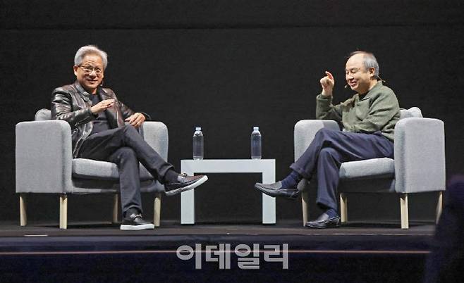 지난해 11월 일본 도교에서 열린 ‘엔비디아 AI서밋 재팬’ 행사에서 만난 젠슨 황 엔비디아 대표와 소프트뱅크 손정의 회장.