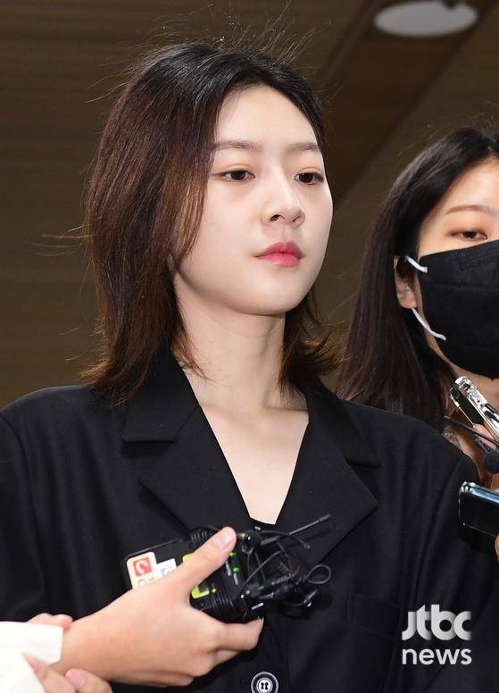 도로교통법 위반(음주운전) 등 혐의로 기소된 배우 김새론이 5일 오전 서울중앙지법에서 열린 선고 공판을 마치고 나오고 있다. 서울중앙지법 형사4단독 이환기 판사는 5일 도로교통법 위반(음주운전) 등 혐의로 불구속 기소된 김씨에게 벌금 2000만원을 선고했다. 김현우 엔터뉴스팀 기자 kim.hyunwoo3@jtbc.co.kr (콘텐트비즈니스본부)