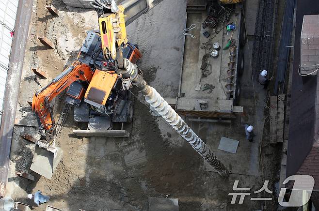 건설경기 침체가 장기화하며 올해 1분기건설업 폐업 건수가 지난해와 비교해 30% 이상 늘었다. 또한 공사비 상승에 따른 원가 비용 증가, 미분양 발생 등의 이유로 주요 건설사들의 1분기 현금흐름 적자 폭 또한 늘어나고 있어 건설업 전반의 불황의 골이 깊어지는 상황이다. 사진은 22일 서울 시내의 한 공사현장. 2024.5.22/뉴스1 ⓒ News1 이승배 기자