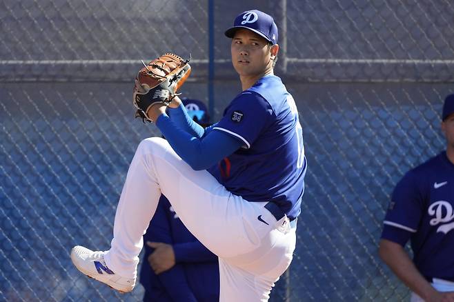 Los Angeles Dodgers two-way player Shohei Ohtani (17) works out during spring training baseball practice, Saturday, Feb. 15, 2025, in Phoenix. (AP Photo/Ashley Landis)
<저작권자(c) 연합뉴스, 무단 전재-재배포, AI 학습 및 활용 금지>