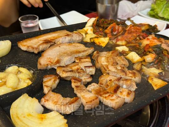 서대문역 인근 ' 찌개전문점'의 파절이 삼겹살. 정래연기자