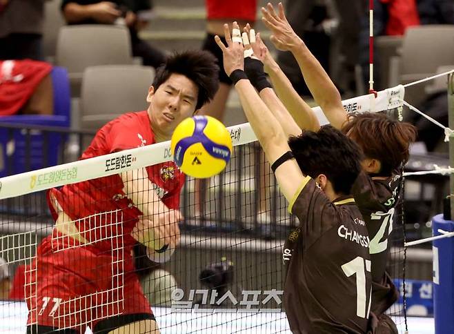 윤하준이 16일 오후 경기도 수원체육관에서 열린 2024-2025 프로배구 V리그 남자부 한국전력과 OK저축은행의 경기에서 상대 블로커를 피해 스파이크 공격을 하고 있다. 수원=김민규 기자 mgkim1@edaily.co.kr /2025.02.16/