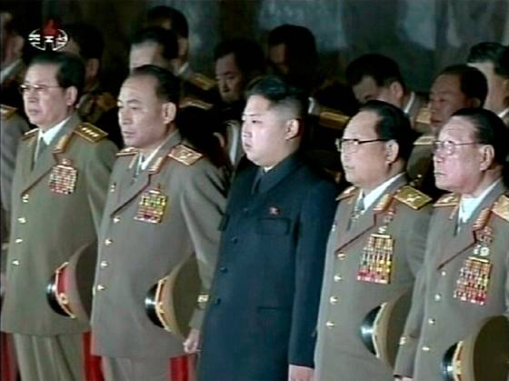 2011년 12월 24일 김정은(가운데)의 고모부인 장성택(맨 왼쪽)이 대장 군복을 입었다. 조선중앙TV=연합