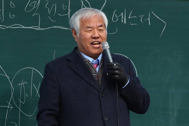 지난달 26일 전광훈 목사가 서울 종로구 세종대로에서 열린 광화문 전국 주일 연합예배에서 발언하고 있다. 연합뉴스