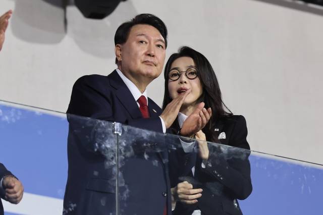 윤석열 대통령과 부인 김건희 여사가 2023년 10월 13일 전남 목포종합경기장에서 열린 제104회 전국체육대회 개회식에서 대화하고 있다. 뉴시스